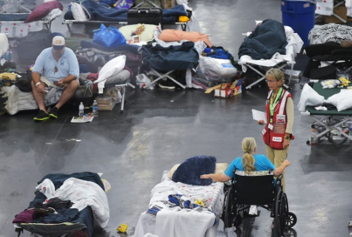 Un membre de la Croix-Rouge s'entretient avec des personnes évacuées après le passage destructeur de l'ouragan Harvey, le 2 septembre 2017 à Houston © MANDEL NGAN AFP