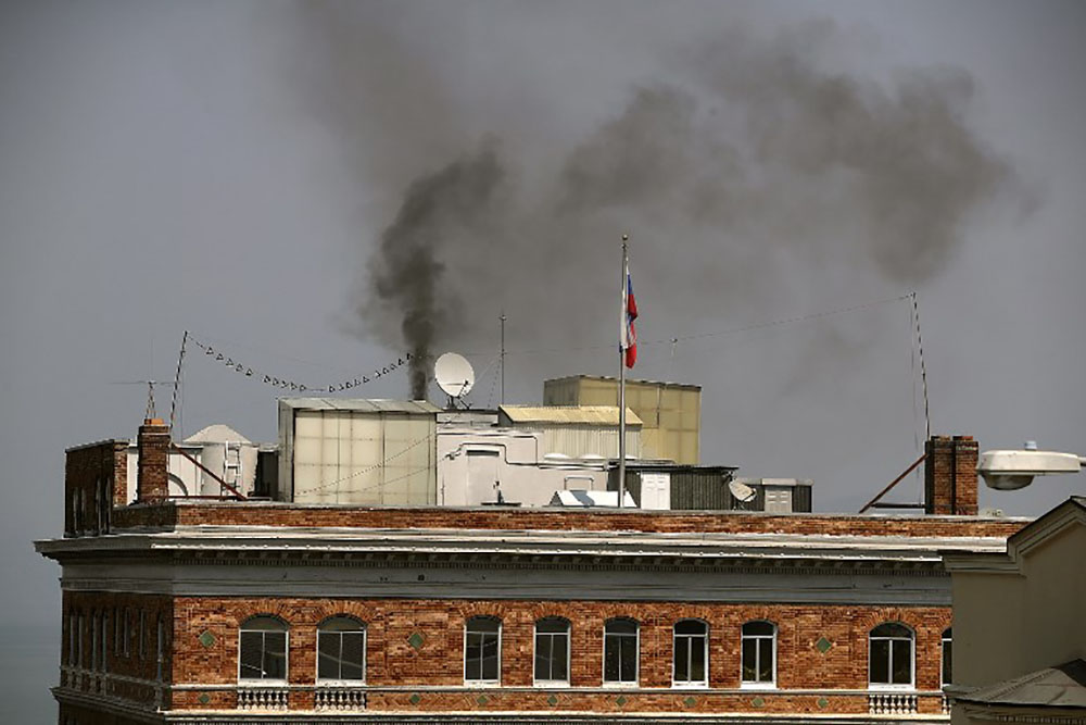Une mystérieuse fumée noire sort du consulat russe de San Francisco