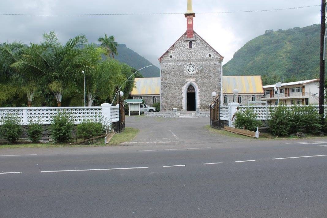 Pendant la durée des travaux, les élèves de Papehue ont poursuivi leur cursus scolaire au sein de l'Eglise catholique Saint François Xavier.