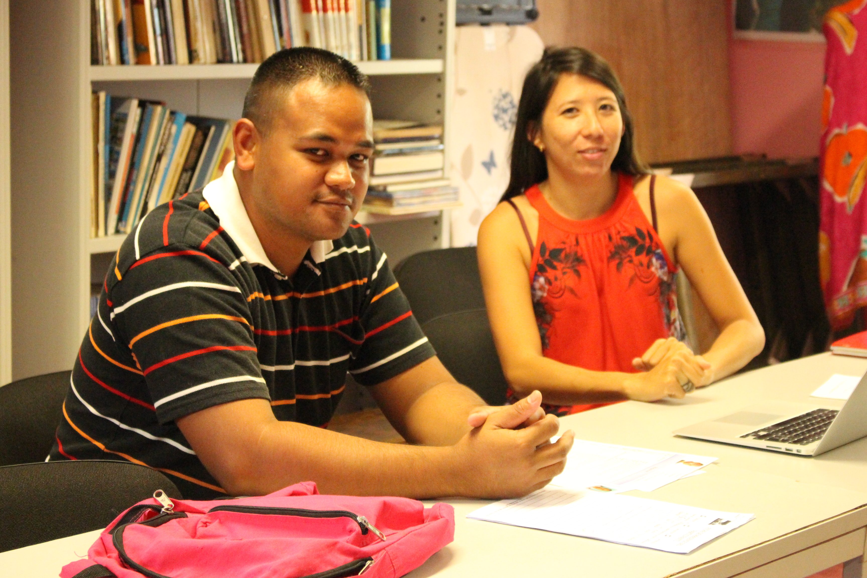 Tehotu passe un entretien individuel avec Laëtitia pour rédiger son CV et sa lettre de motivation. Il cherche un emploi immédiatement.