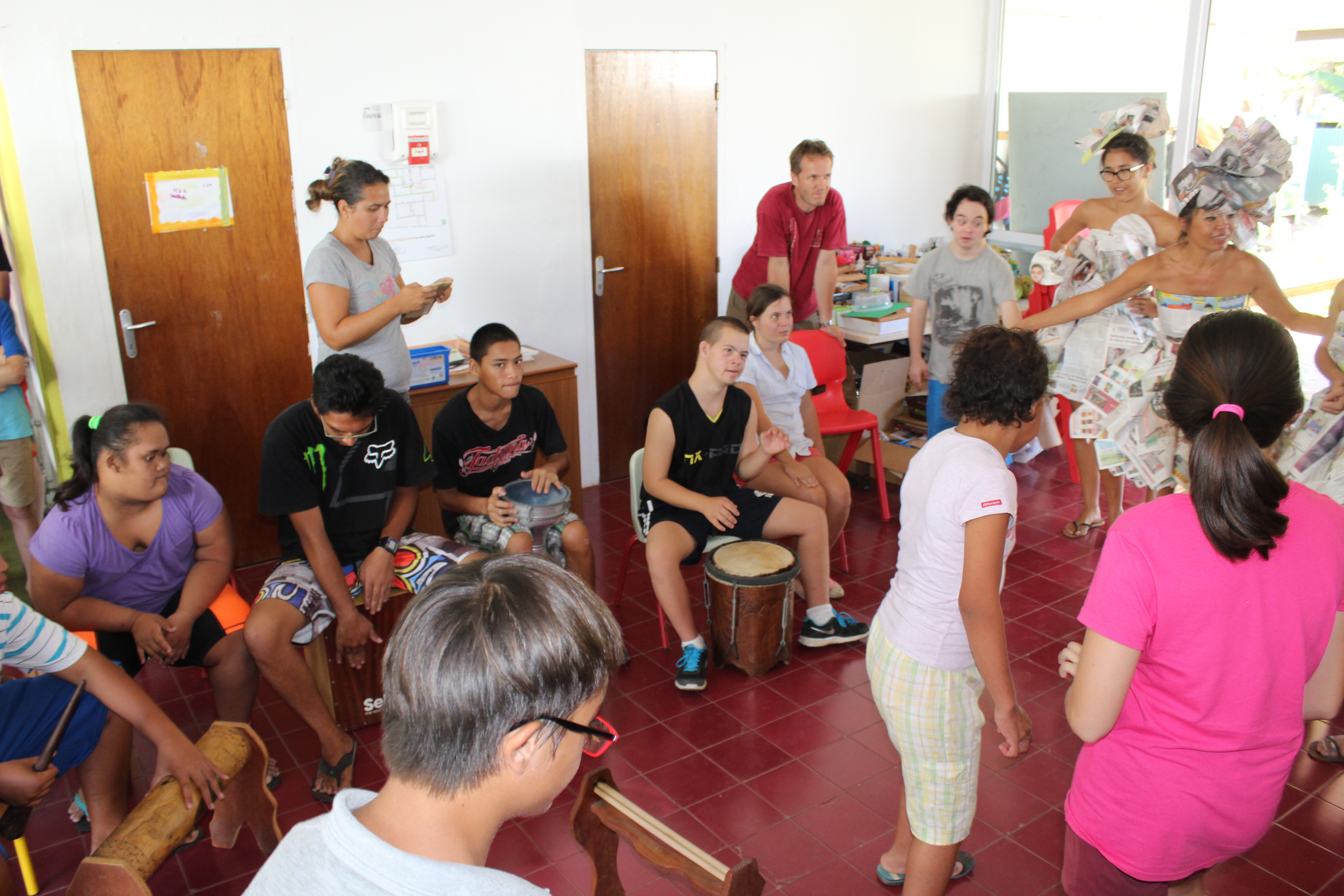 Le centre Papa Nui reçoit des instruments grâce à la solidarité