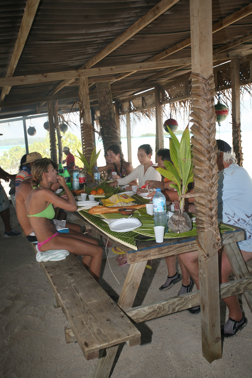 À l’heure du “kaikai”, les appétits sont féroces. Il est vrai que le poisson grillé est excellent.