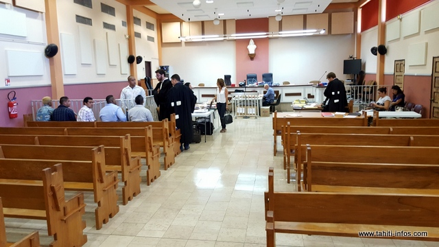 La tension était palpable, ce matin, entre les accusés assis au premier rang à gauche et la famille de la victime, le jeune Moearii.