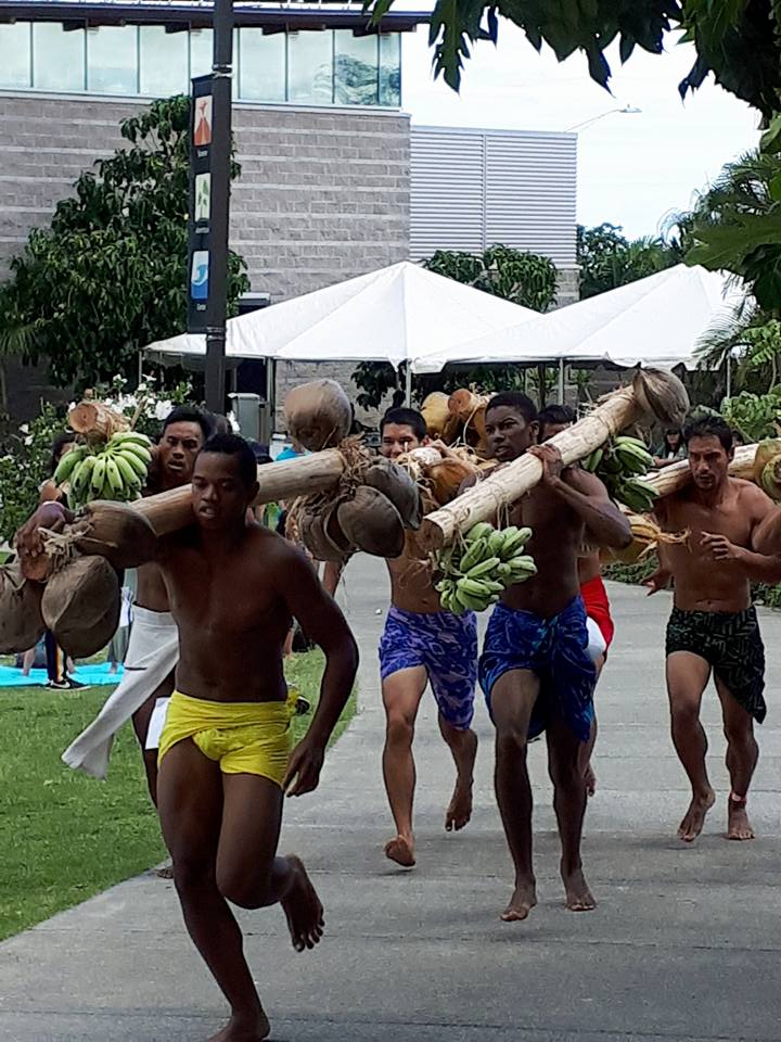 Tainui Lenoir lors de la course de porteurs de fruits, à droite
