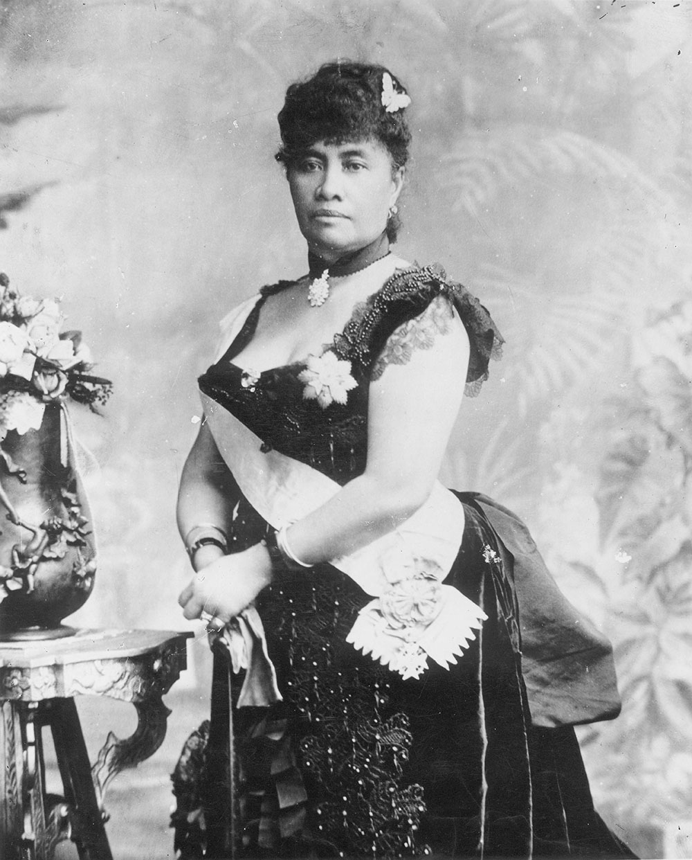 La reine Lili’uokalani succéda à son frère défunt, mais ne put en réalité pas régner ; elle se consola en jouant du ukulele dans sa résidence surveillée et en composant des chansons demeurées populaires.