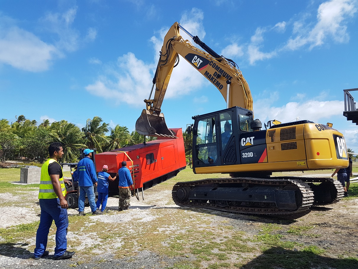 Le générateur installé provisoirement au centre du village de Pouheva a été déplacé lundi, après rétablissement du réseau de distribution électrique moyenne tension de Makemo.