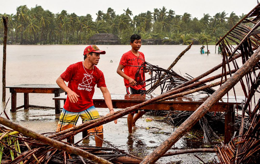 Mexique : l'ouragan Max rétrogradé en tempête tropicale