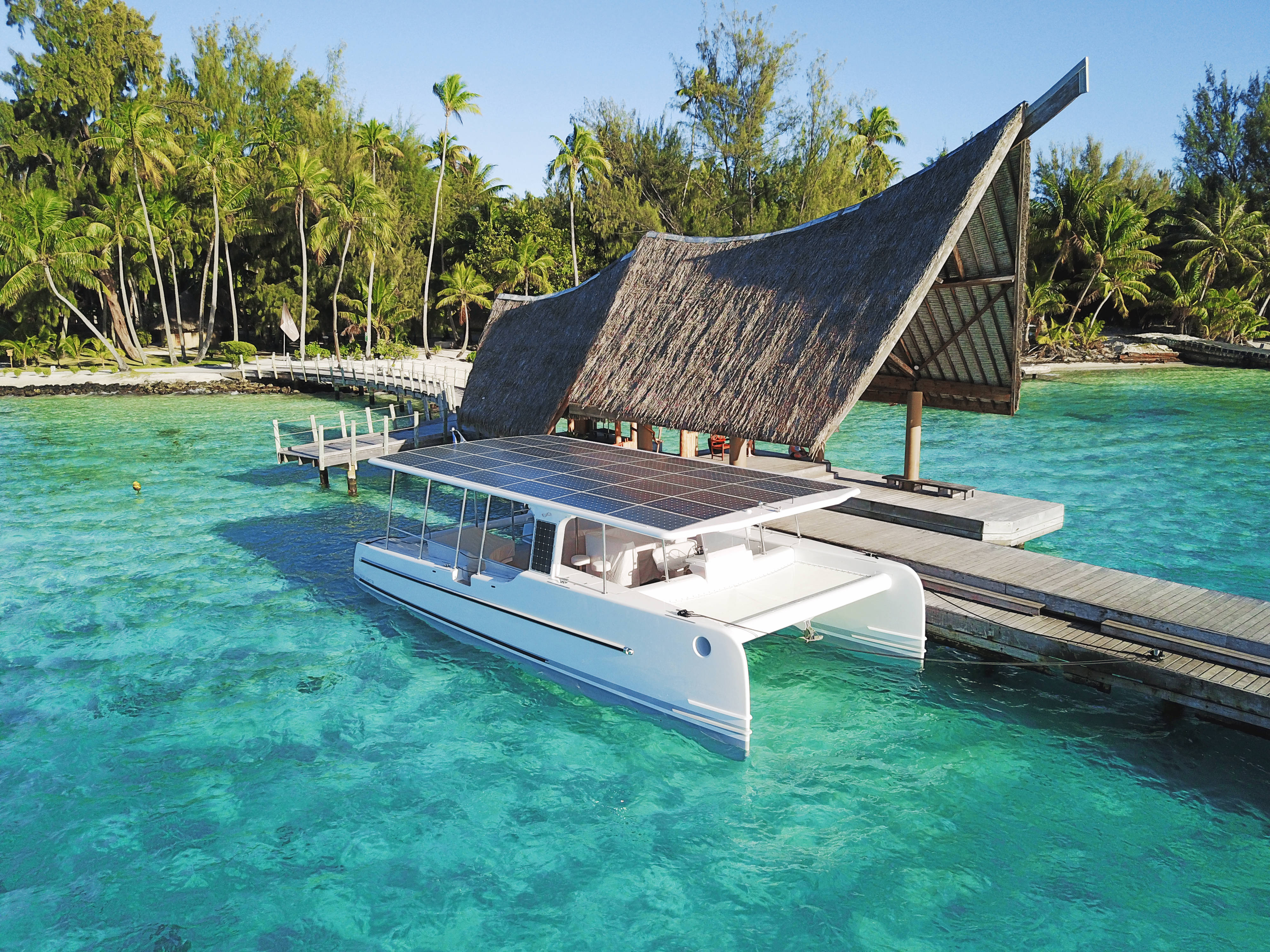 Légende : Le catamaran solaire devrait vogué sur le lagon de Bora Bora pendant au moins un an.