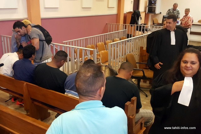 Après les tensions du début de semaine, Enoha, le frère de la victime, debout à gauche, est allé s'adresser pacifiquement aux accusés en toute fin d'audience.