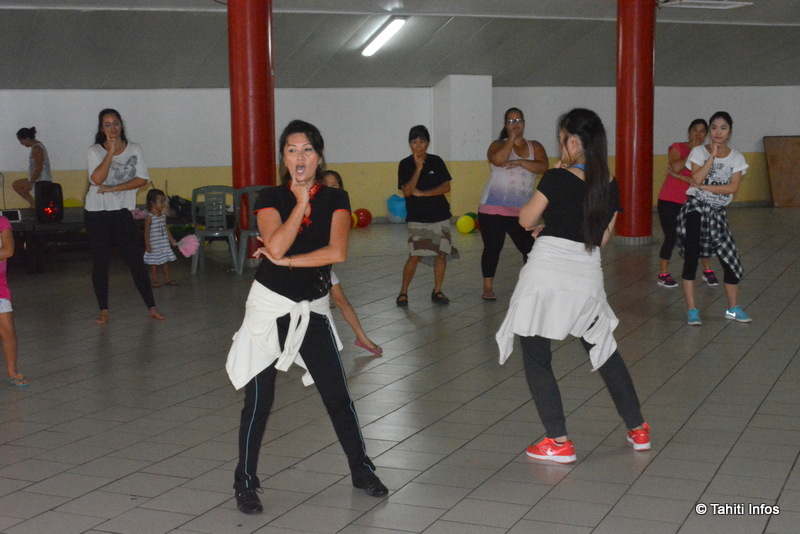 Marilyn Liu en plein cours de danse chinoise "contemporaine", avoir une séance de danse de l'éventail plus traditionnelle