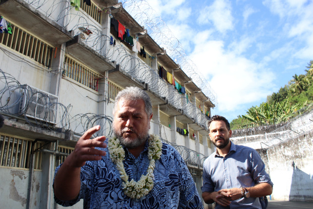 Le député Moetai Brotherson en visite dans les prisons de Nuutania et Tatutu