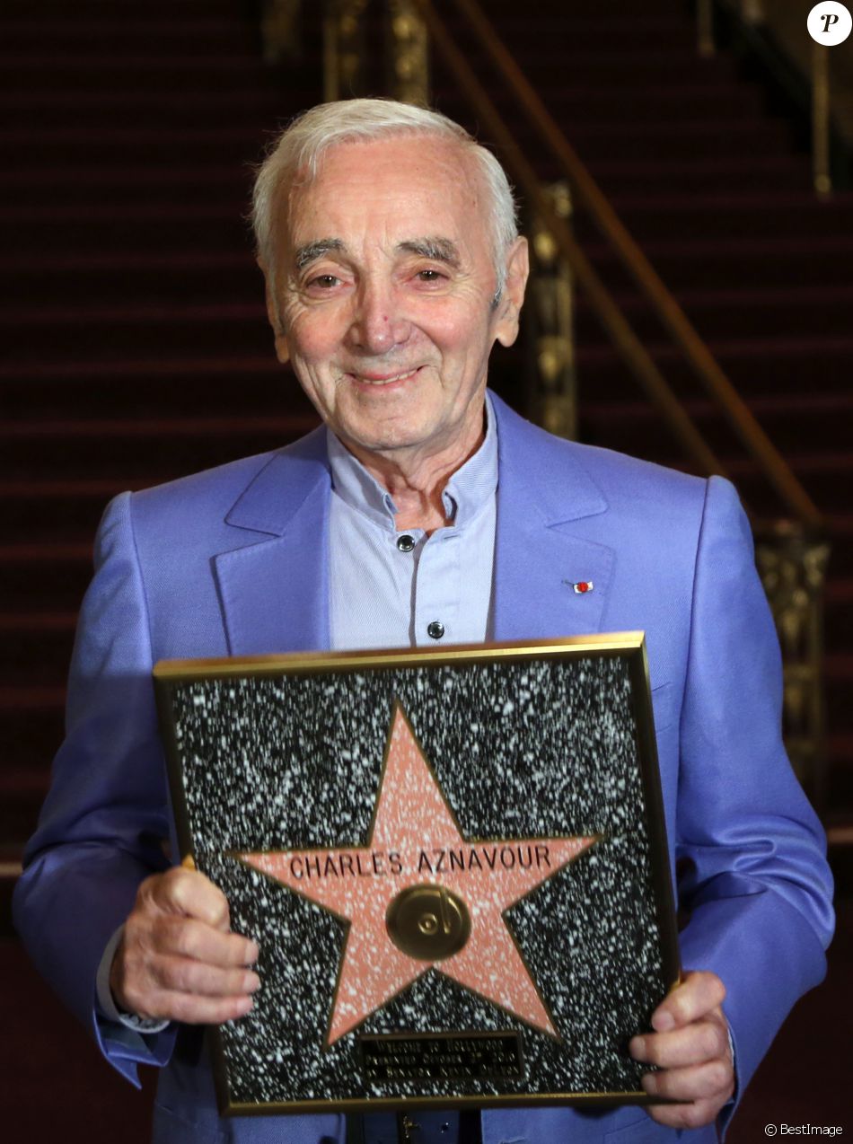 Son étoile brille en lettres dorées sur le prestigieux "Walk of Fame" d'Hollywood, parmi une constellation d'autres stars.