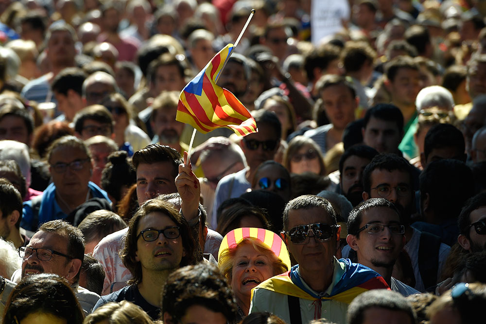 Référendum interdit: des milliers de Catalans dans la rue après des arrestations