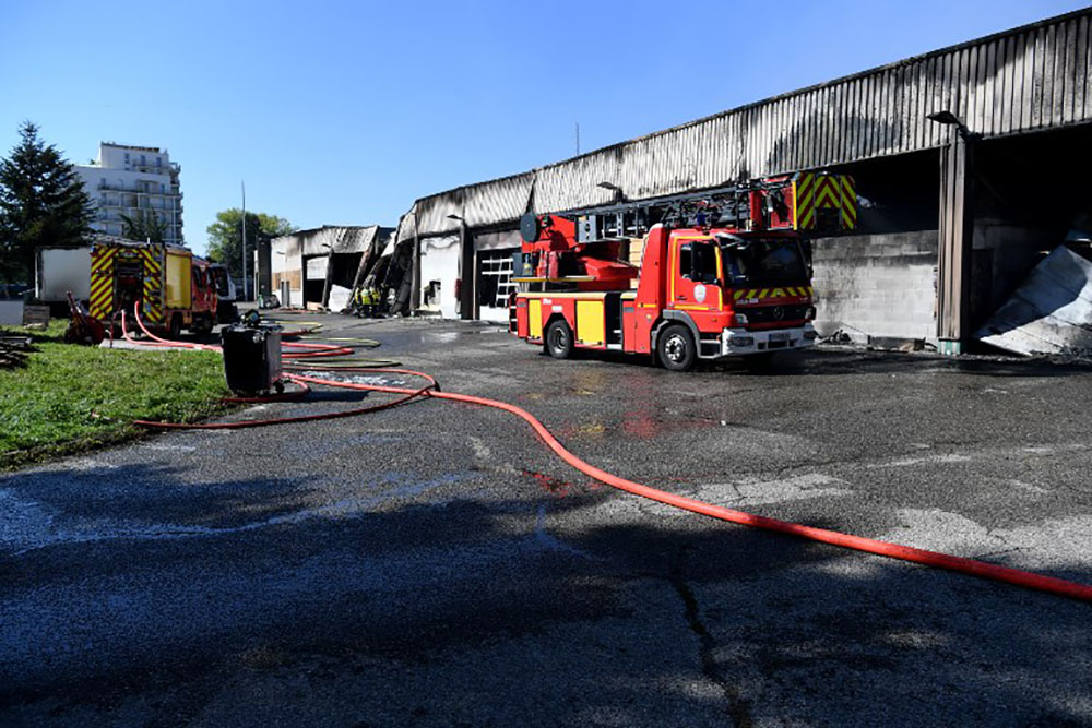 Un incendie d'origine criminelle ravage le garage de la gendarmerie de Grenoble