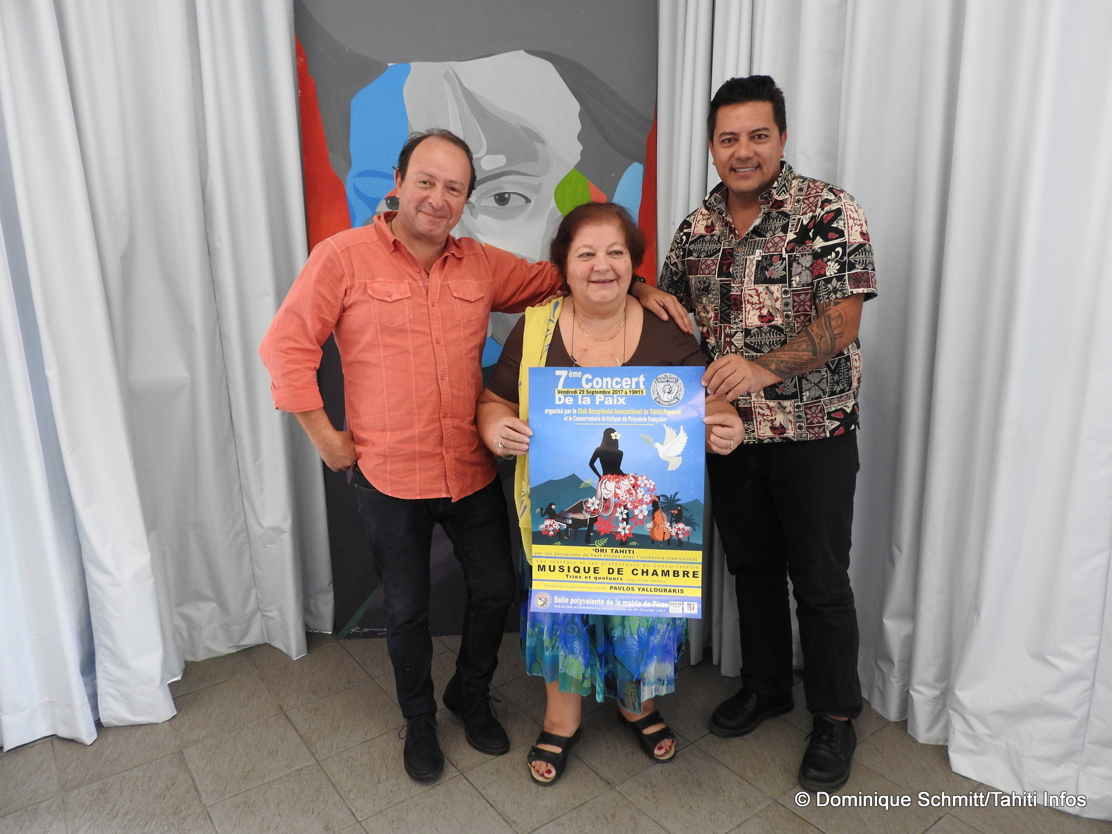 Najat Charreard, présidente du Club Soroptimist International de Tahiti, entourée de Fabien Dinard et Frédéric Cibard du Conservatoire.