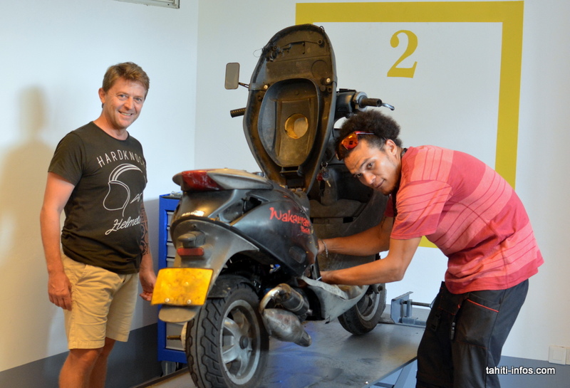 Pascal Brisbout, gérant de Fenua Bikers, à gauche, est accompagné de Karl, le mécanicien qui veillera sur les clients de cet atelier en libre-service