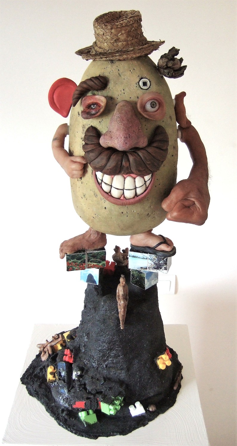 "Monsieur Patate aime se fritter", 2011. Silicone, sable noir, résine, fibres végétales, étain, jouets en plastique.