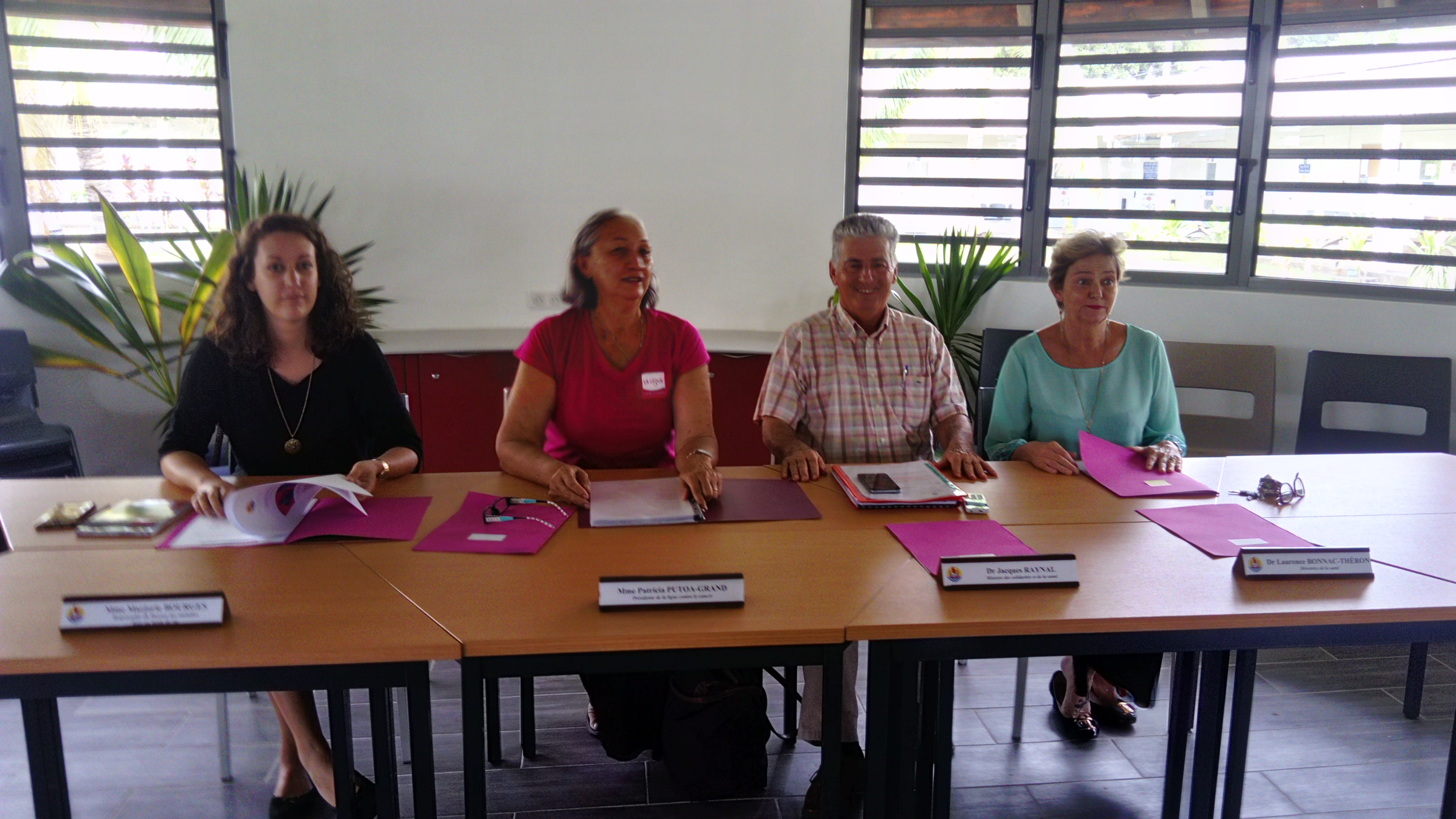 Le ministre des solidarités, Jacques Raynal, entouré de Patricia Grand, Présidente de la ligue contre le cancer et du Dr Laurence Bonnac-Theron, directrice de la santé.