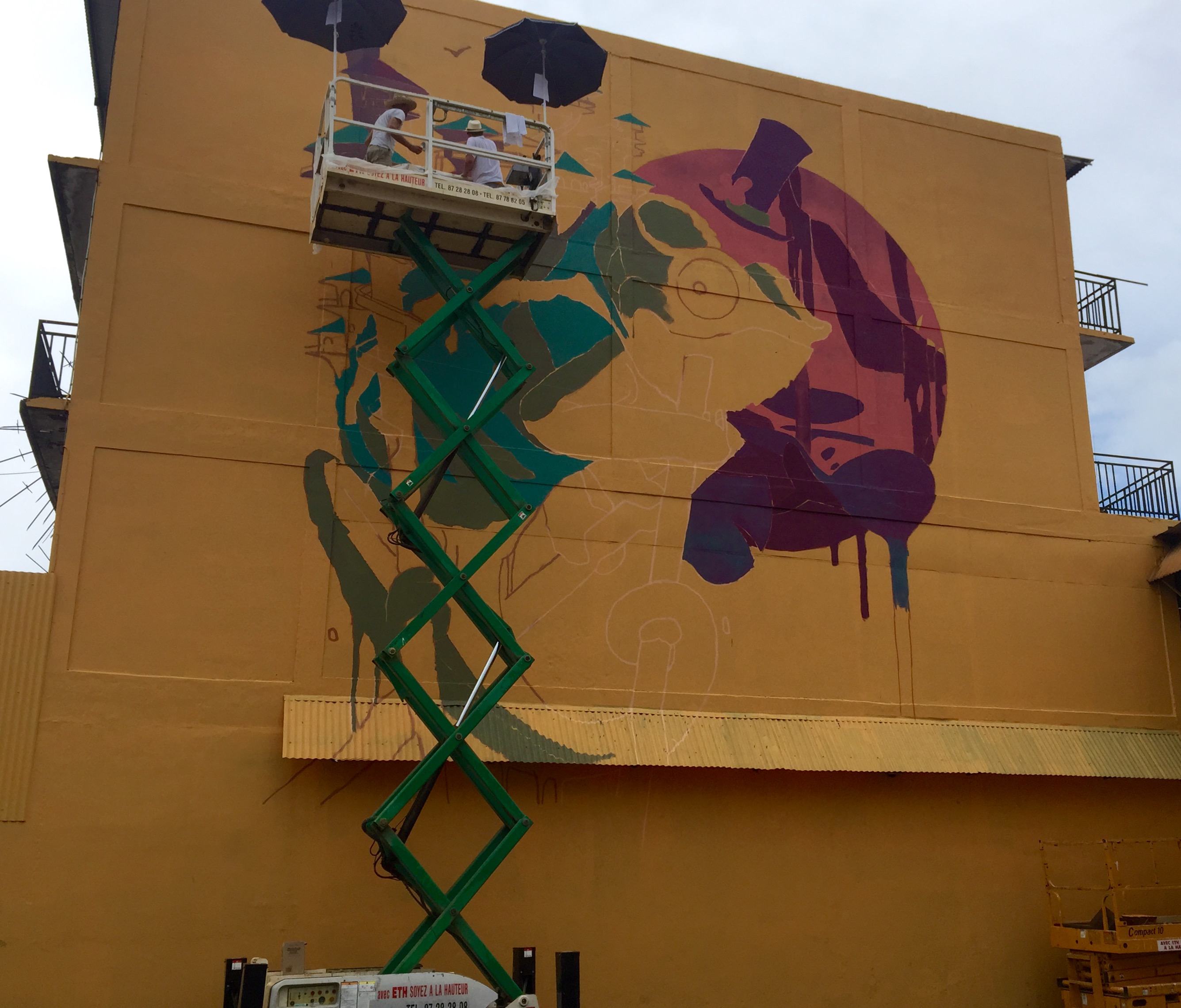 Les artistes français Kalouf et R. Lardanchet viennent de commencer à créer leur fresque à Papeete pour lancer le Festival Ono'u 2017.