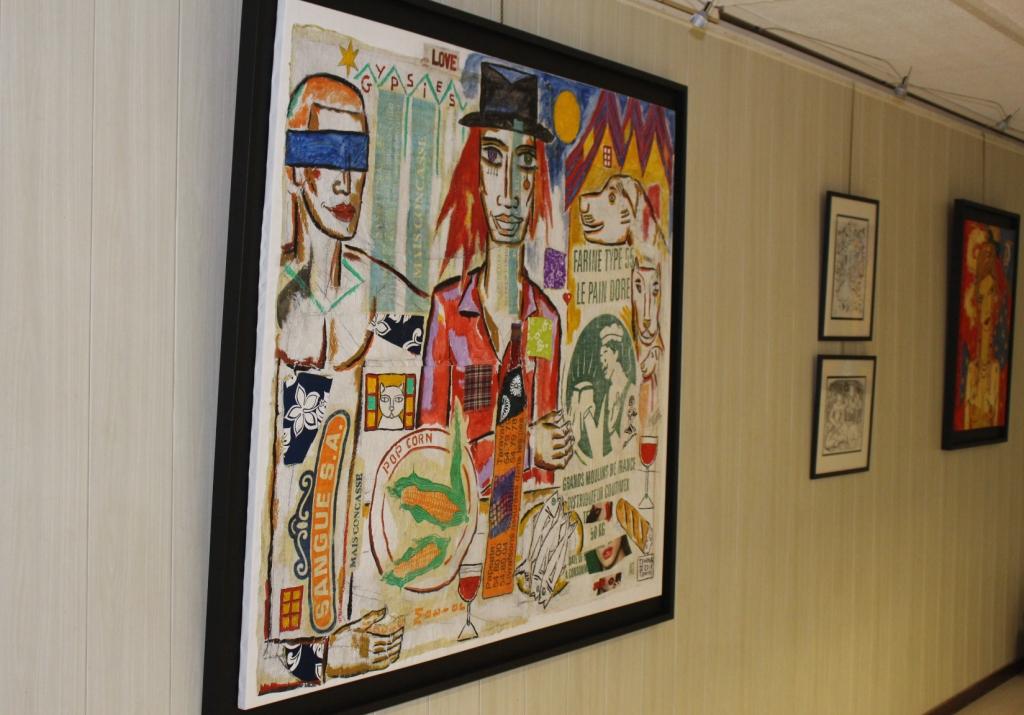 La toile Gypsies est la plus grande de l’exposition. C’est un tableau mixte, collage et peinture.