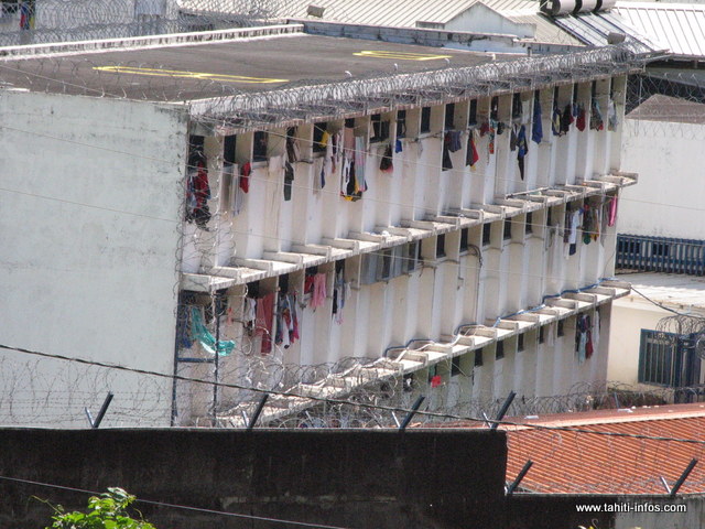 Le détenu, auxiliaire aux services techniques extérieurs de Nuutania, nettoyait le parking de la prison quand il a faussé compagnie à ses surveillants.