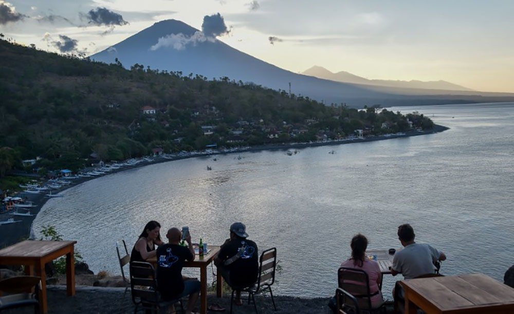Volcan à Bali: la fumée s'épaissit, le nombre d'évacués augmente