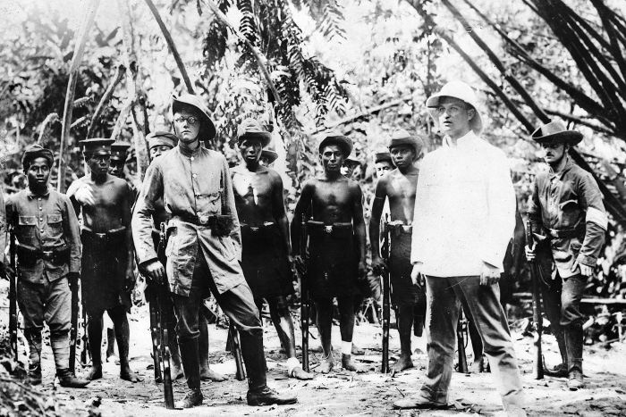 En 1913, les Allemands continuaient à enrôler de jeunes Papous pour mener des opérations de police sur leur vaste territoire.