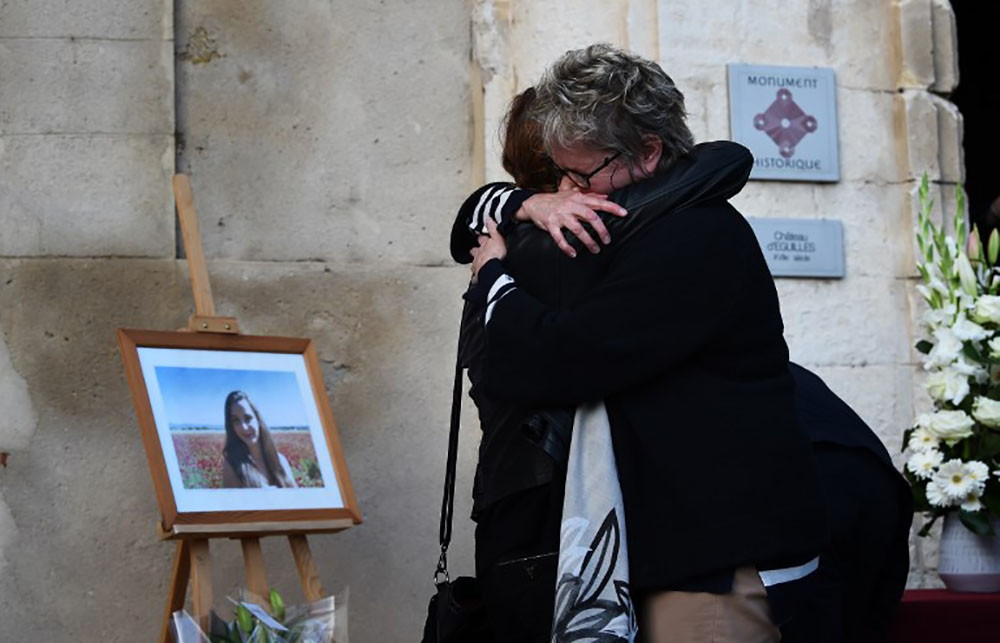 Devant sa famille "plongée en enfer", l'hommage de son village à Mauranne, tuée à Marseille