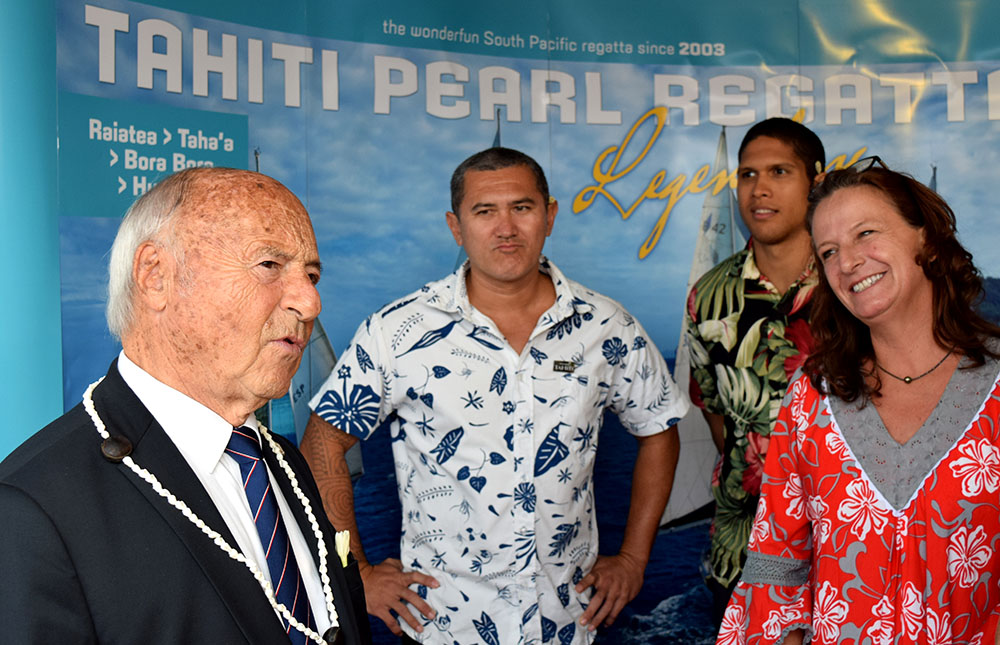 De gauche à droite : Jean-Pierre TUVERI (Maire de Saint-Tropez), Iotua LENOIR (Responsable marketing - Tahiti-Tourisme), Manoa REY (Chargé de marketing - Tahiti-Tourisme) et Stéphanie BETZ (Consultante nautique - Archipelagoes).