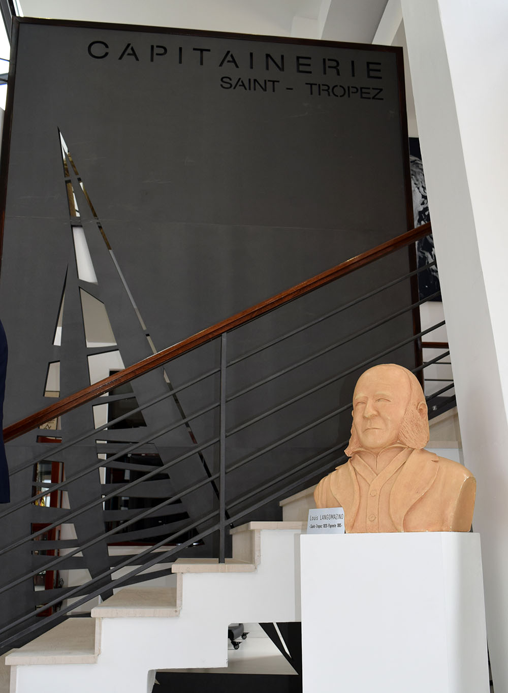 Né en 1851, Louis Joseph Langomazino, militant républicain français, et Tropézien, a été exilé aux Marquises. Un demi-siècle plus tard, son fils Hegesippe Langomazino devint le 2nd maire de Papeete, alors toute jeune capitale polynésienne.