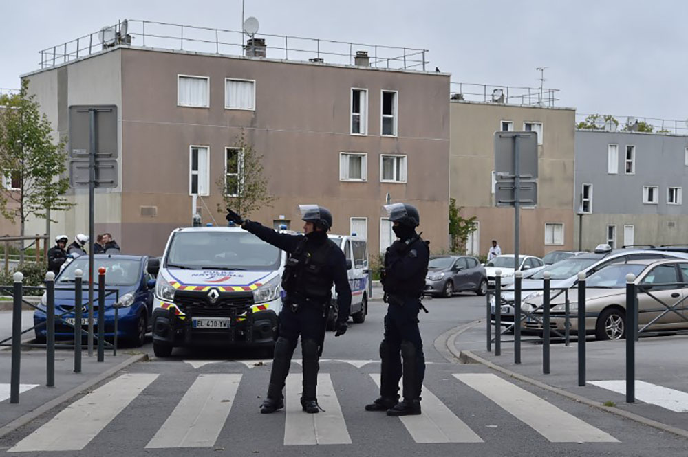 Des bouteilles d'essence avec un dispositif d'allumage découvertes sous des camions Lafarge