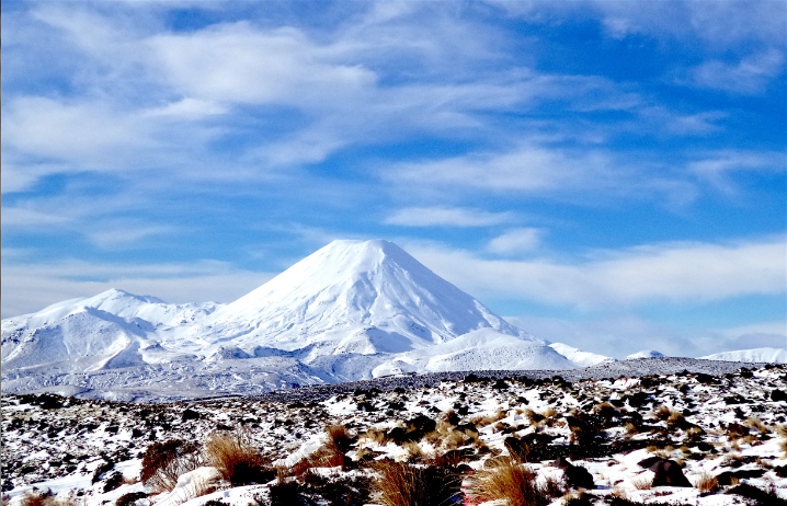 Voisin du mont Ruapehu, le splendide cône parfait du N’Gauruhoe (2 291m). Ce volcan actif s’escalade en été comme en hiver, mais il faut impérativement louer les services d’un guide. La descente à skis est réservée aux as de la godille en neige vierge.
