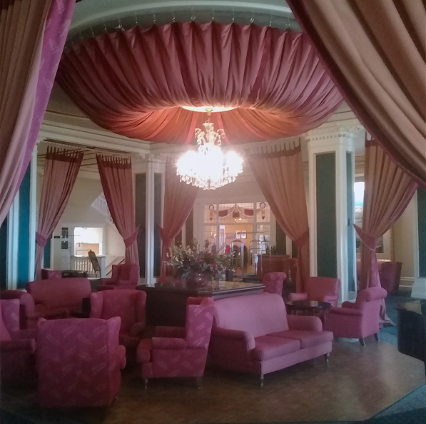 Entré dans la légende du tourisme kiwi, le fameux hôtel « Château Tongariro » ; ici le salon principal, entre le bar et le restaurant gastronomique.