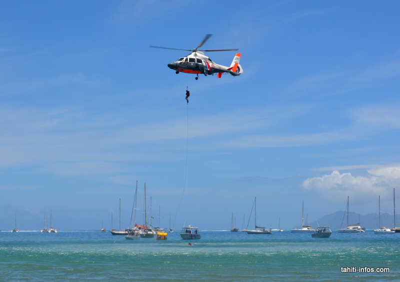 L'hélicoptère Dauphin de la flottille 35F des Forces armées en Polynésie française a fait la démonstration d'un sauvetage en mer avec un homme-grenouille.