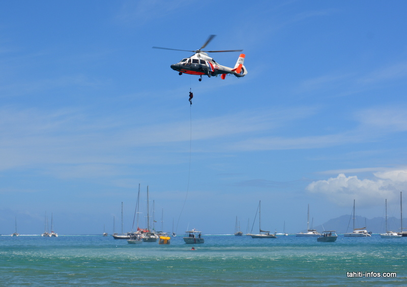 L'hélicoptère Dauphin de la flottille 35F des Forces armées en Polynésie française a fait la démonstration d'un sauvetage en mer avec un homme-grenouille.