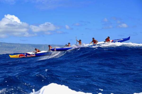Red Bull a remporté la Moloka'i Hoe avec 30 secondes d'avance sur Shell Va'a