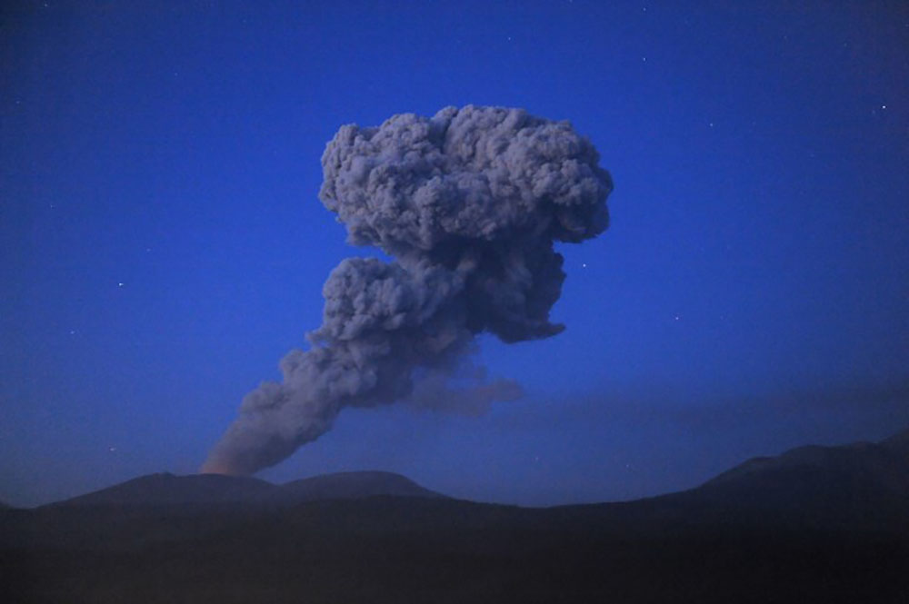 Japon: éruption d'un volcan, les habitants mis en garde