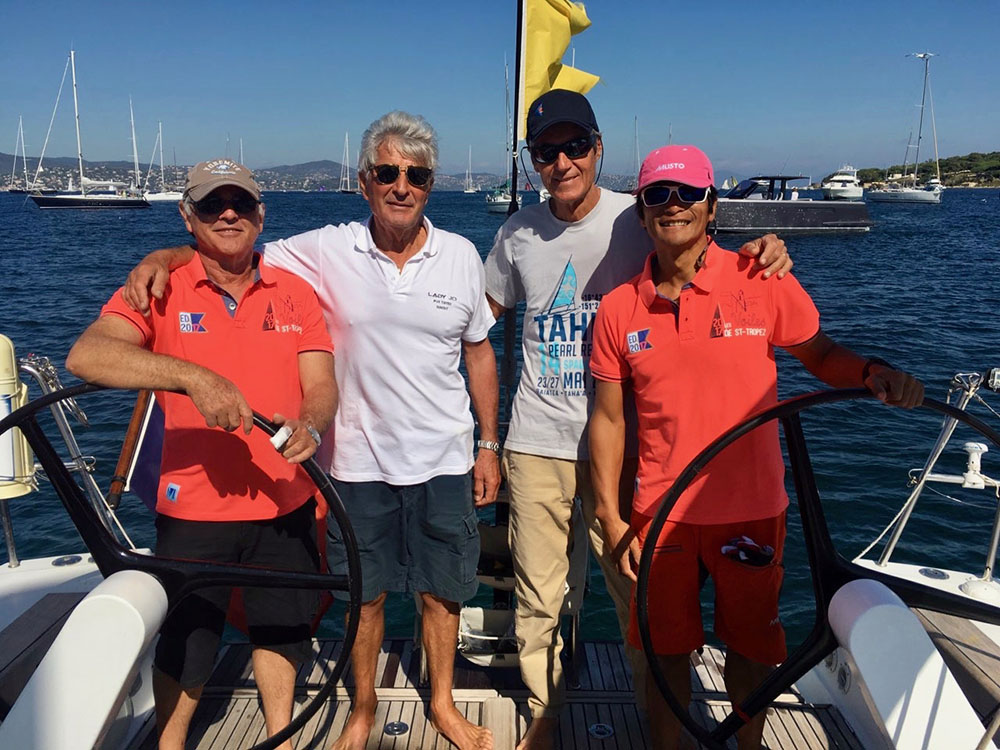 L’équipage tahitien Bruno, Roland et Joël accueillis par Pierre (en blanc) sur son bateau, le Lady Jo.