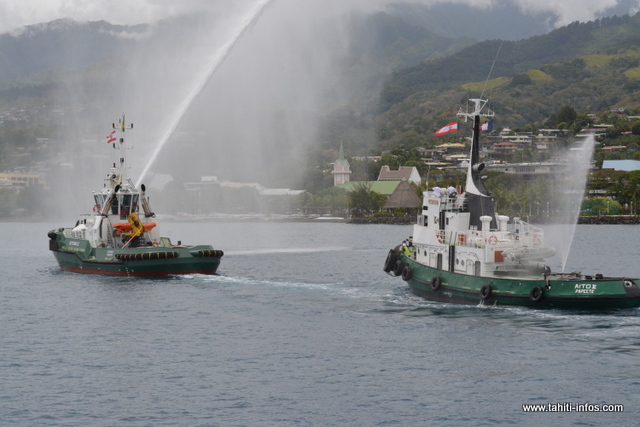Le nouveau remorqueur du Port autonome a été accueilli par ses compères.