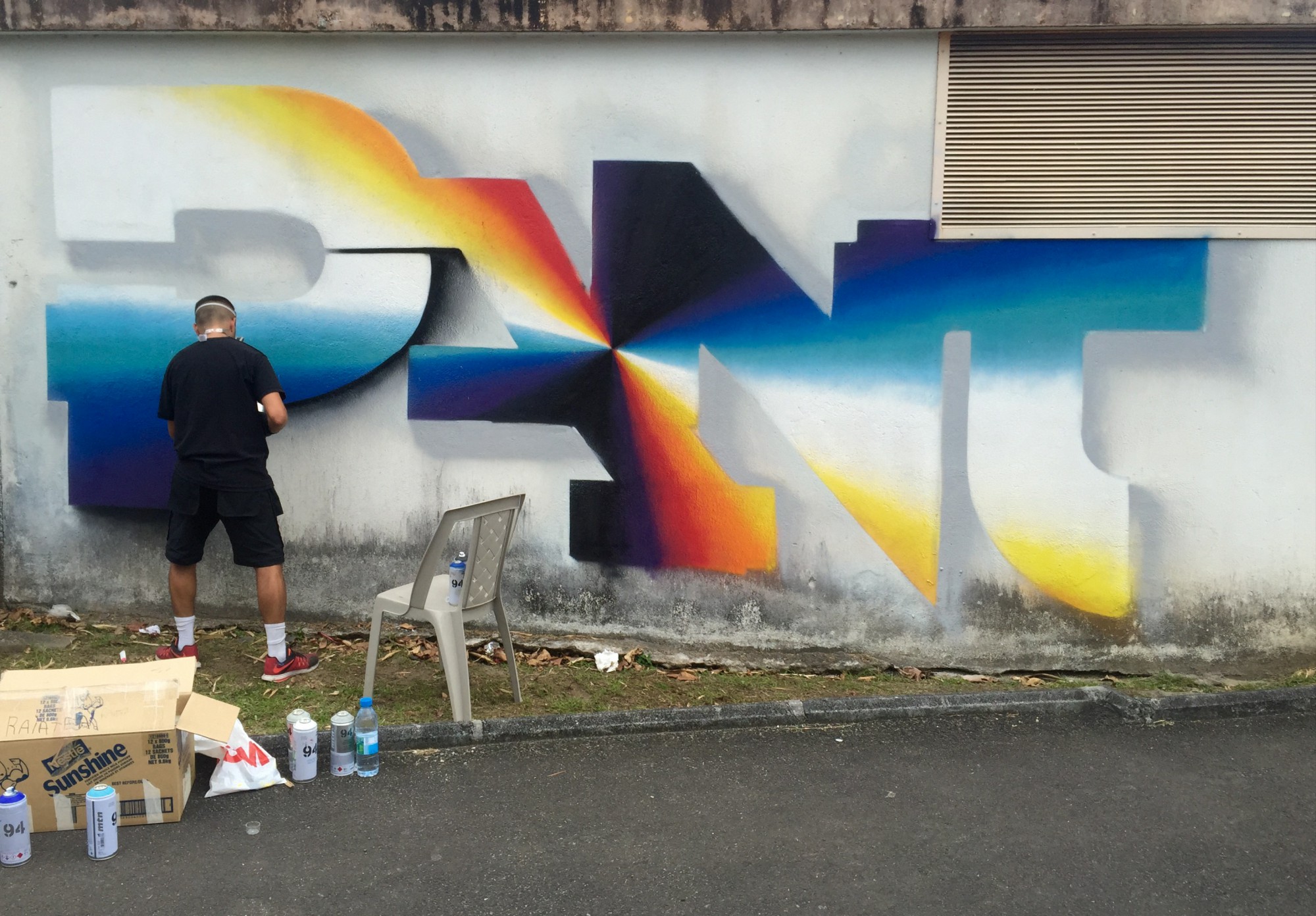 L'argentin Felipe Pantone en action à Uturoa.