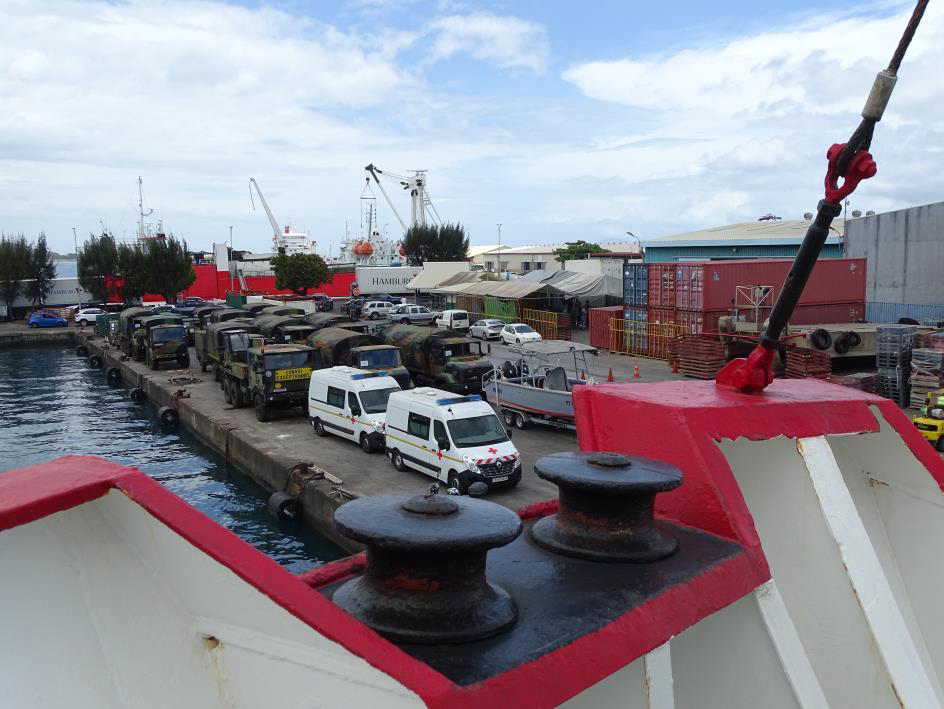 Sur le port vendredi, plus de 30 véhicules attendent d’être embarqués sur le Taporo à destination de Raiatea.