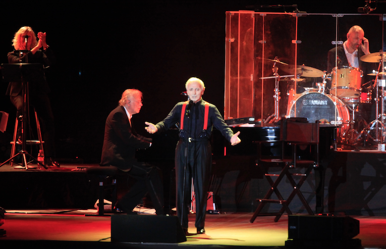 A gauche, sa fidèle choriste Claude Lombard qui accompagne Charles Aznavour depuis le début des années 80.