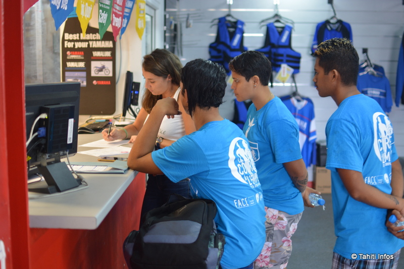 Caroline reçoit l'équipe de coureurs et partage avec elle les différents stages proposés par son entreprise.