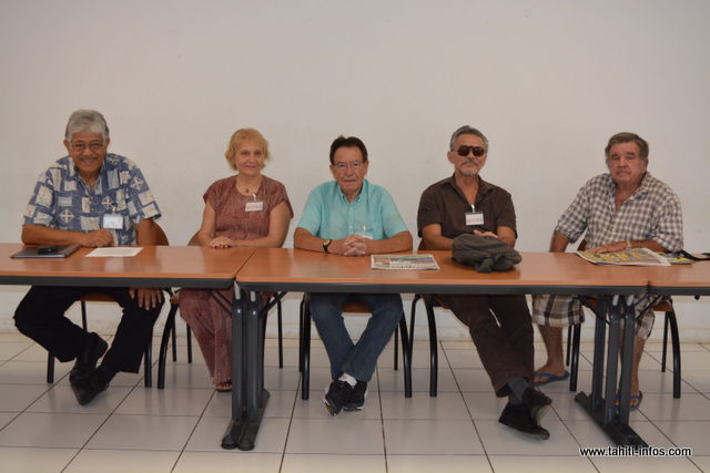 Taote Pruliere et son épouse, entourés des membres de la Ligue Vie & Santé.