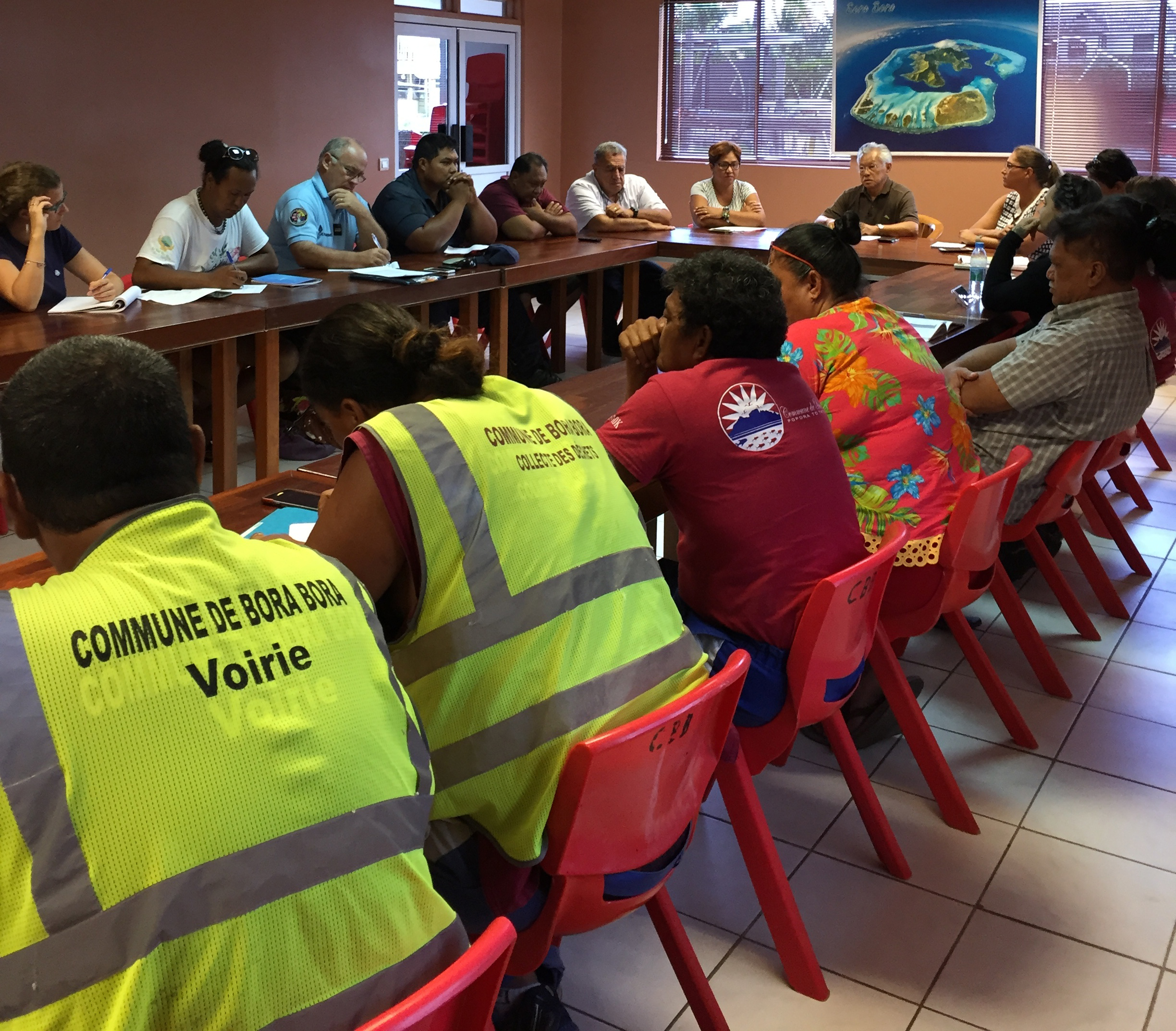 Gaston Tong Sang a présidé la réunion de travail pour préparer l’arrivée de la course Hawaiki Nui va’a 2017. (Crédit photo : Commune de Bora Bora)