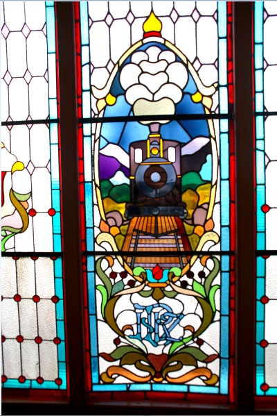Un vitrail de la splendide gare de Dunedin, à la gloire du chemin de fer.