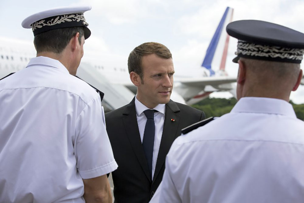 En Guyane, Macron réaffirme les engagements de l'Etat et affiche sa fermeté