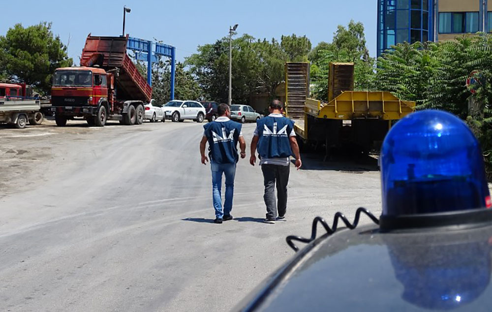 Un boss mafieux commandite l'assassinat de sa fille proche d'un policier