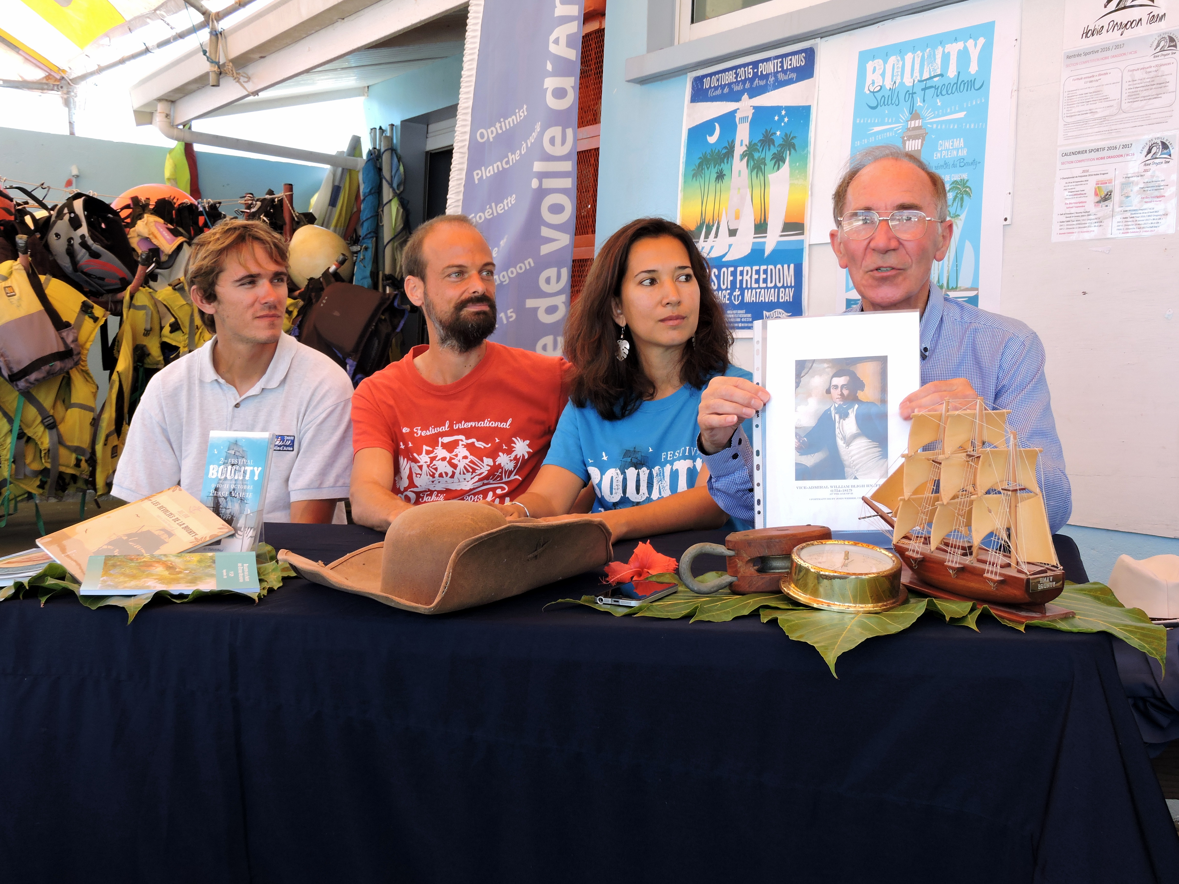 Thérèse et Beni hubert présentent le programme d’un festival en compagnie du descendant du capitaine Bligh (à droite).