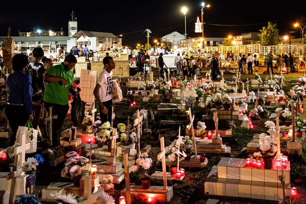 Les Guyanais "n'oublient" pas leurs "morts" et célèbrent la Toussaint